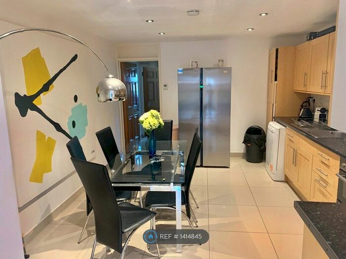 4 Bedroom Terraced House To Rent In Walton Close, London, SW8