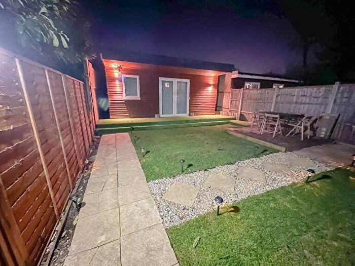 Studio To Rent In Great North Way, London, NW4