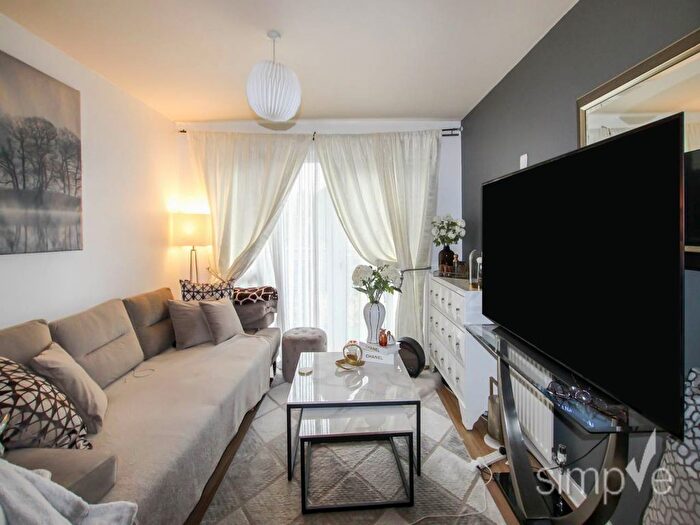 2 Bedroom Flat To Rent In Canalside Gardens, Southall, Middlesex, UB2