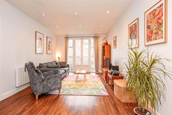 2 Bedroom Flat For Sale In Fairfield Road, Bow, E3
