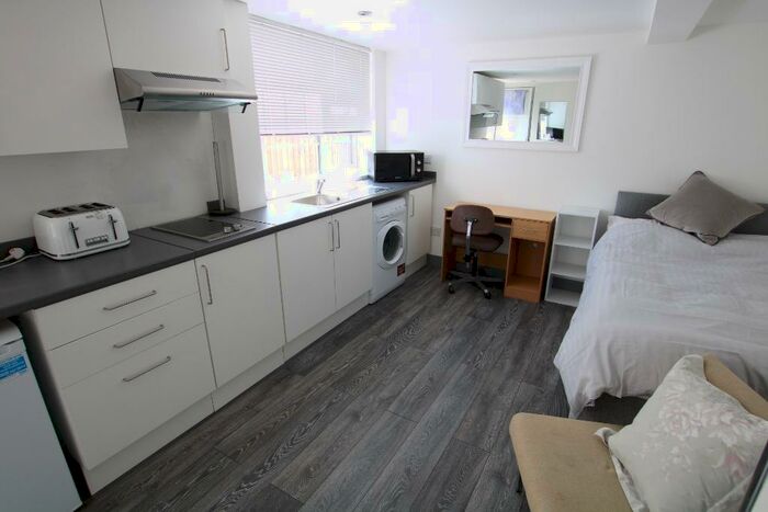 Studio To Rent In Brizlincote Lane, Burton-On-Trent, DE15