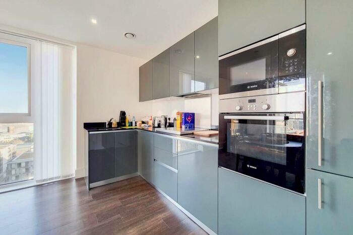 2 Bedroom Flat To Rent In Compton House, Woolwich, London, SE18