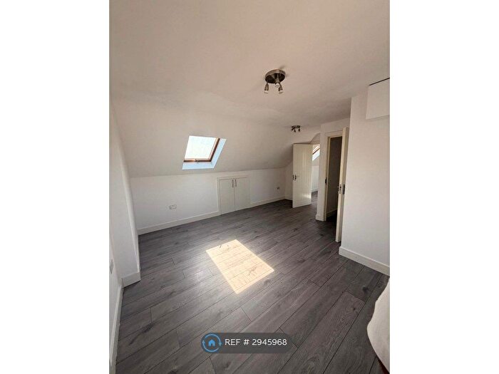 Studio To Rent In Bromley Road, London, N17