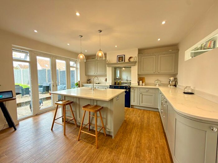 3 Bedroom Semi Detached House For Sale In Lincoln Road, Stamford, PE9