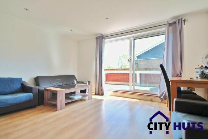 4 Bedroom Maisonette To Rent In Corporation Street, London, N7