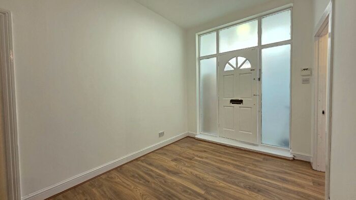 2 Bedroom Flat To Rent In Temple Street, London, Haggerston, E2