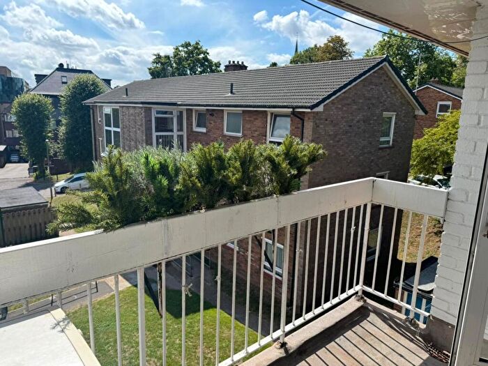 2 Bedroom Flat For Sale In Carrington Close, Redhill, Surrey, RH1