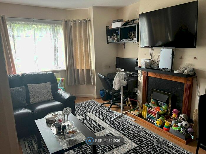 2 Bedroom Flat To Rent In Friern Park, London, N12