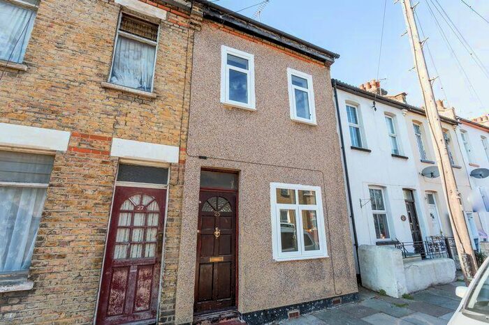 2 Bedroom Terraced House To Rent In Oakleigh Avenue, Southchurch Village, SS1