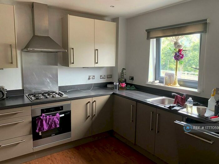 2 Bedroom Flat To Rent In Baker Street, Enfield, EN1