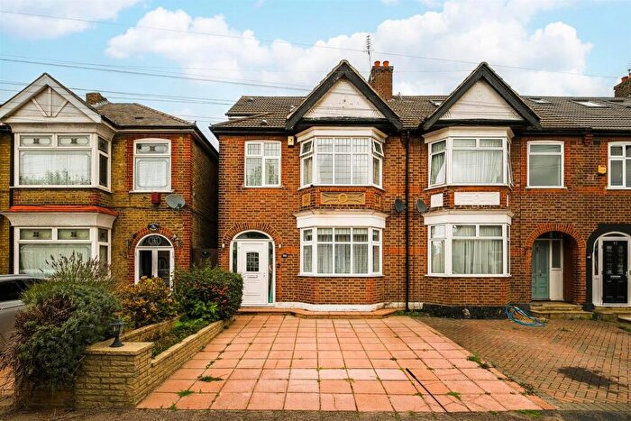 4 Bedroom End Of Terrace House For Sale In Burnham Road, Chingford, E4