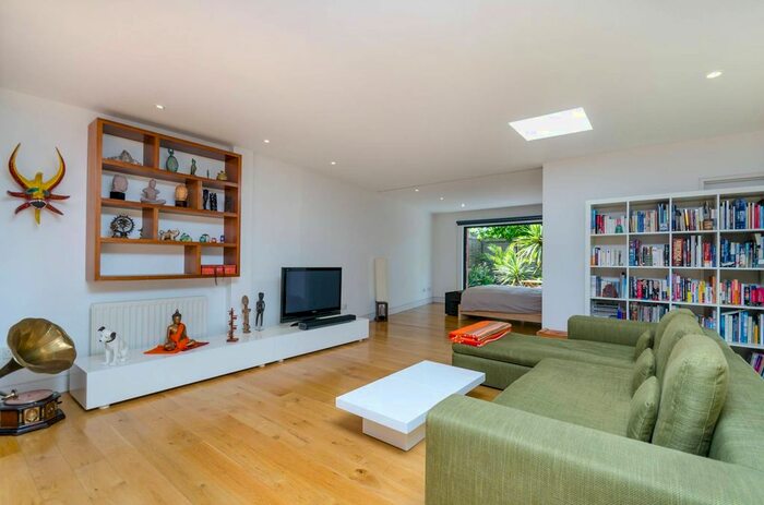 2 Bedroom Flat To Rent In Lewisham Way, New Cross, London, SE14