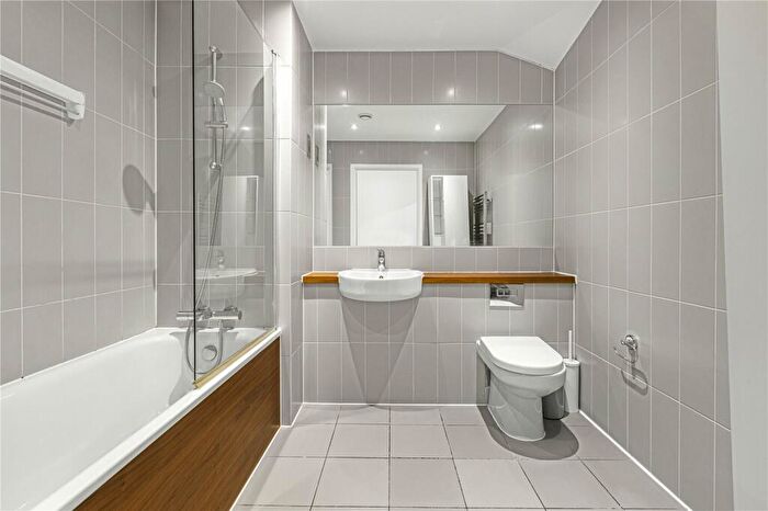 3 Bedroom Apartment To Rent In Godfrey Place, Shoreditch, London, E2