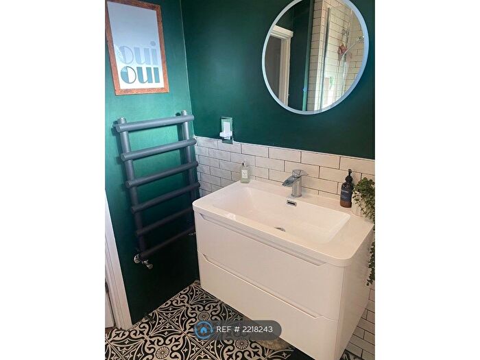 2 Bedroom Flat To Rent In Garden View Court, Leeds, LS8