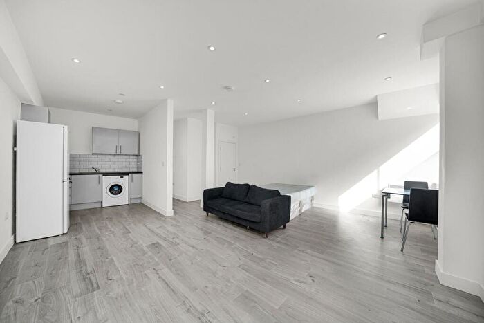 Studio To Rent In Drayton Park, London, N5