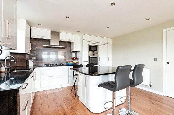 2 Bedroom Flat For Sale In Park View Road, Leatherhead, Surrey, KT22