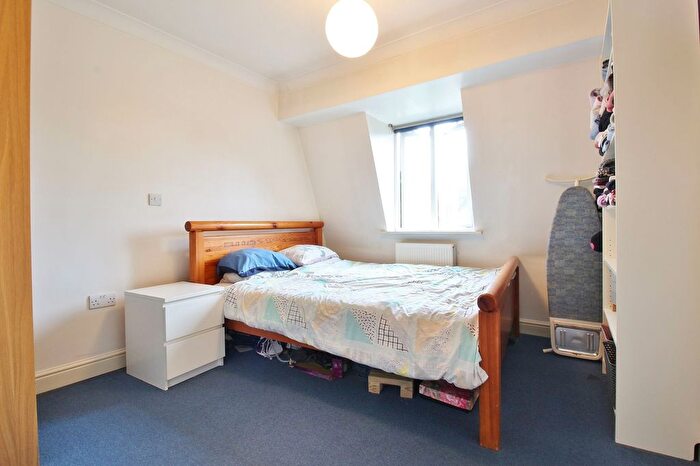 1 Bedroom Flat To Rent In Elizabeth Gardens, Isleworth, TW7
