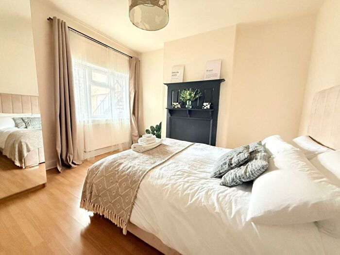2 Bedroom Flat To Rent In Ealing Park Mansions, London, W5