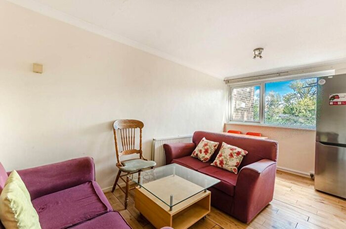 3 Bedroom Flat To Rent In Beaulieu Close, Denmark Hill, London, SE5