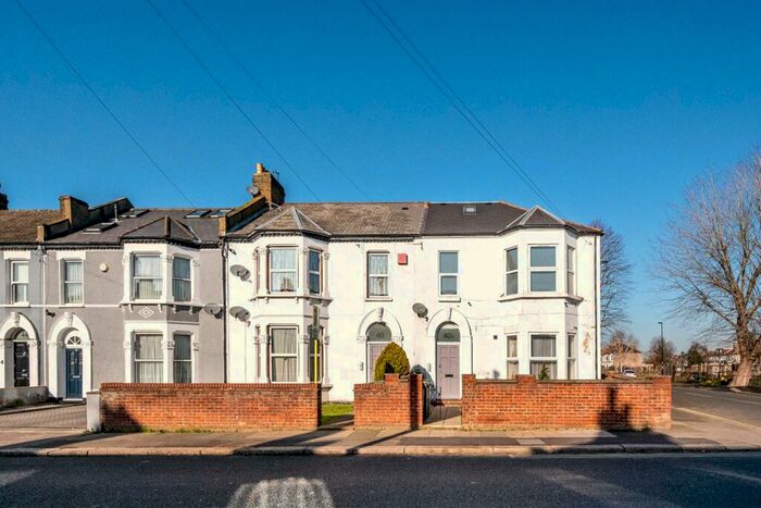 2 Bedroom Flat To Rent In Hazelbank Road, Catford, London, SE6