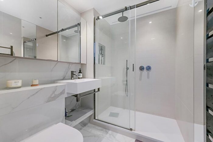 3 Bedroom Flat To Rent In Parkside Apartments, Wood Lane, White City Living, London, W12