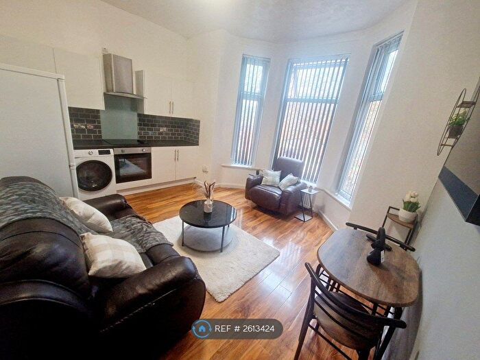 3 Bedroom Flat To Rent In Polygon Road, Manchester, M8