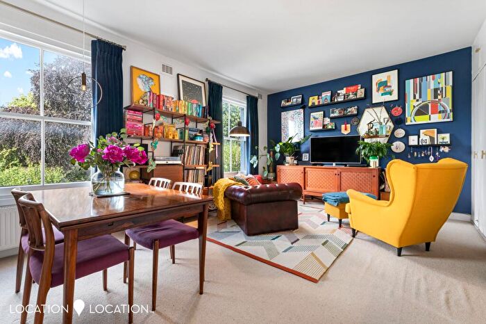 2 Bedroom Flat For Sale In Amhurst Road, London, N16