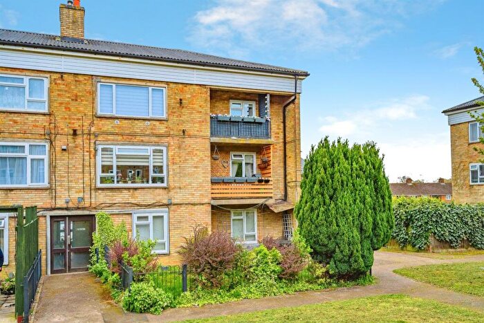 2 Bedroom Flat For Sale In Hillary Road, Hemel Hempstead, HP2