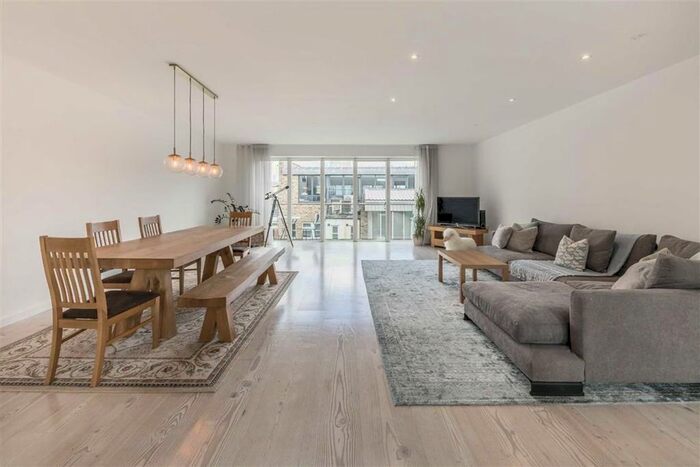 3 Bedroom Flat To Rent In Marshall Street, London, W1F