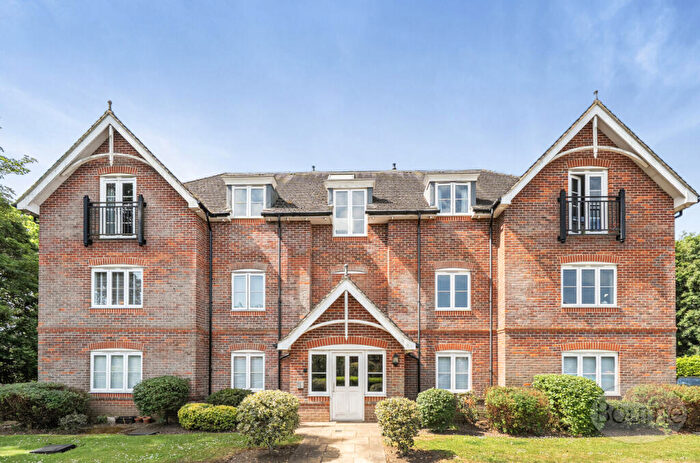1 Bedroom Penthouse For Sale In Admiral Way, Godalming, Surrey, GU7