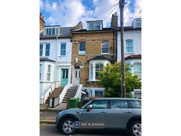 3 Bedroom Flat To Rent In Whiteley Road, London, SE19