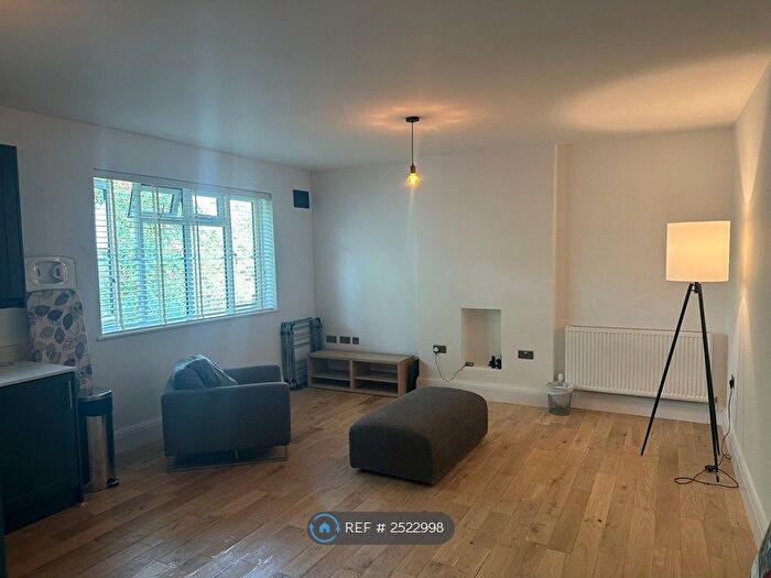 2 Bedroom Flat To Rent In Southside, London, N7