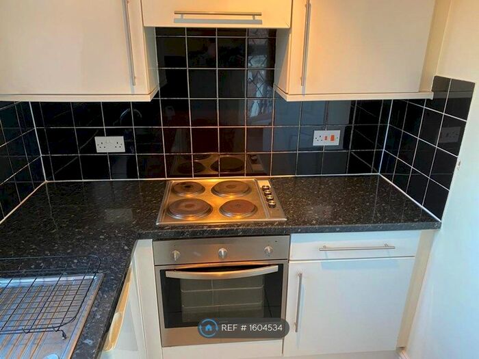 1 Bedroom Flat To Rent In Wellmead Close, Manchester, M8