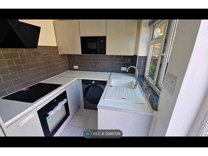 Studio To Rent In Brackendale Avenue, Basildon, SS13