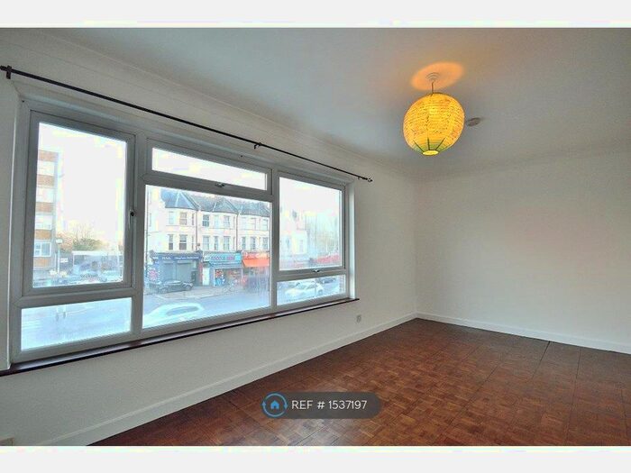 Studio To Rent In Highwood Court, London, N12