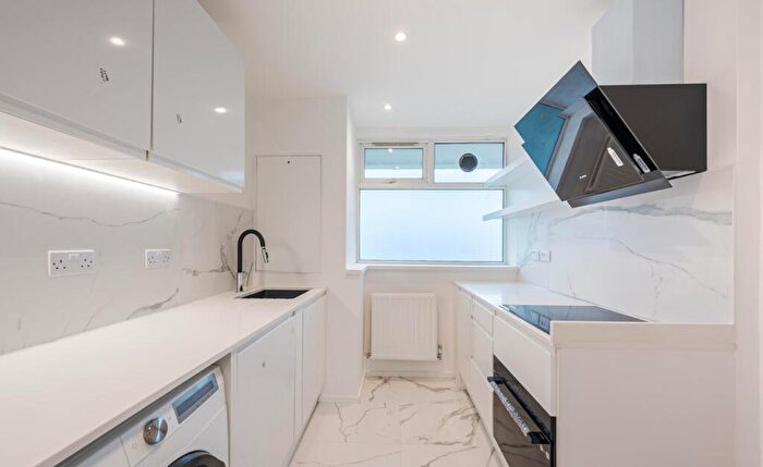 2 Bedroom Flat To Rent In Cooks Road, SE17