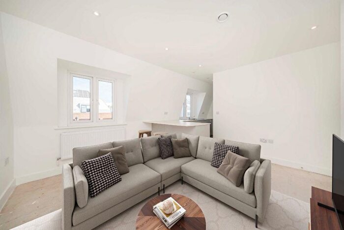 2 Bedroom Flat For Sale In London Road, Kingston Upon Thames, KT2