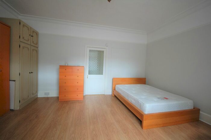 Studio To Rent In Chiswick High Road, London, W4