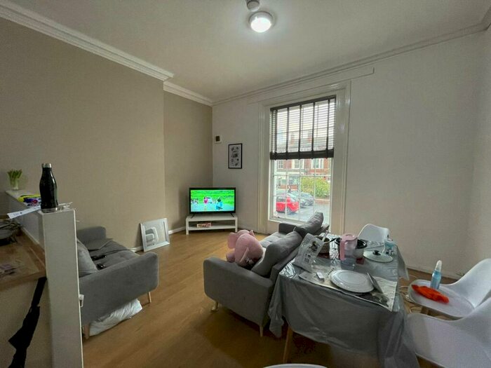5 Bedroom Flat To Rent In Blenheim Terrace, LS2
