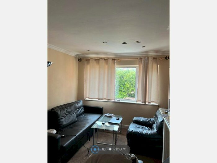 2 Bedroom Flat To Rent In Fairey Avenue, Hayes, UB3