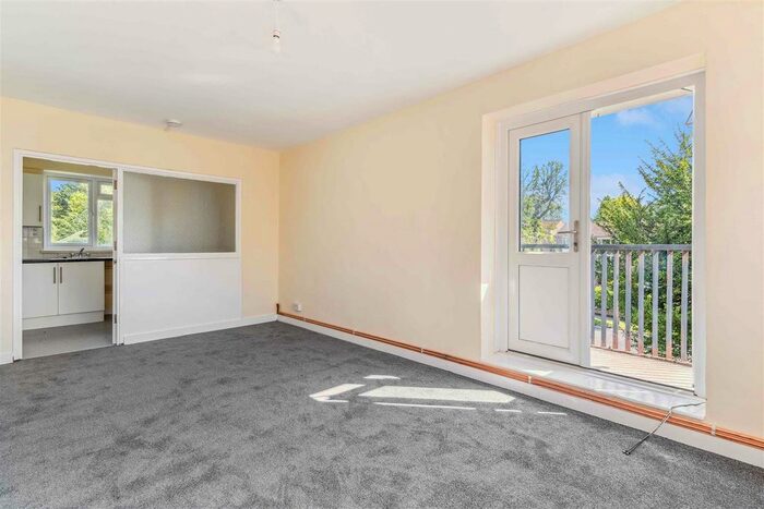 2 Bedroom Flat To Rent In Poynders Road, London, SW4