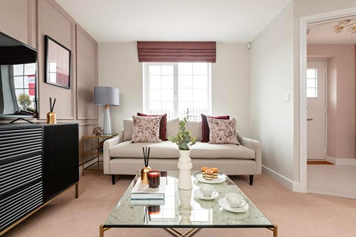 4 Bedroom Semi Detached House For Sale In Clipstone Park, Leighton Buzzard, LU7