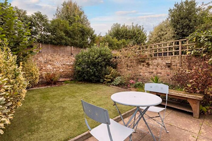 1 Bedroom Flat For Sale In Rylett Crescent, London, W12