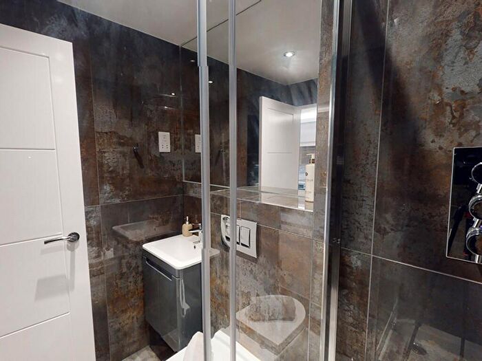 Apartment To Rent In Apt, Live Oasis Piccadilly #, M1