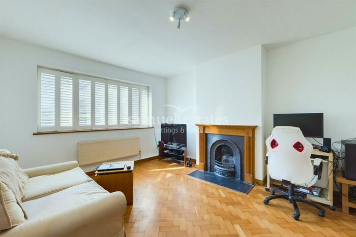 2 Bedroom Apartment To Rent In Park Court, Balham Park Road, London, SW12