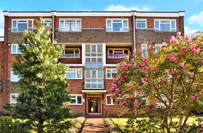 2 Bedroom Flat For Sale In Lovelace Road, Surbiton, KT6