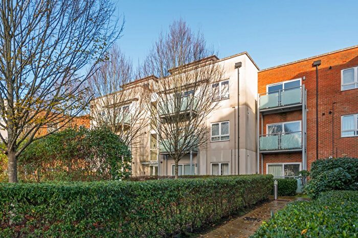 1 Bedroom Flat For Sale In Canalside, Redhill, RH1