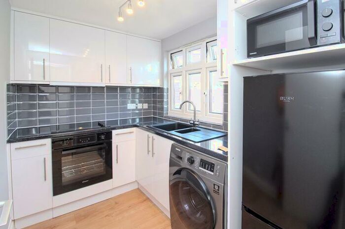 Flat To Rent In Cranbrook Park, Wood Green, N22