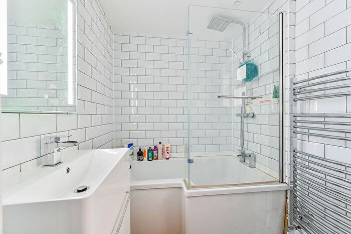 1 Bedroom Flat To Rent In Heyford Avenue, Oval, SW8