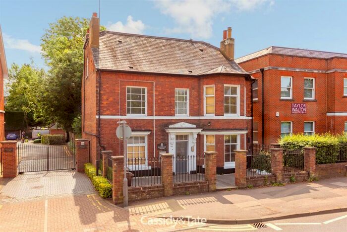 1 Bedroom Flat To Rent In Holywell Hill, St. Albans, Hertfordshire, AL1